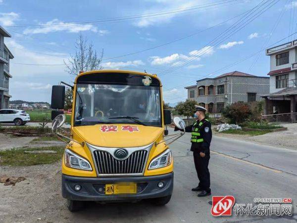 溆浦交警扎實開展春季校車整治行動/ 溆浦交警扎實開展春季校車整治行動