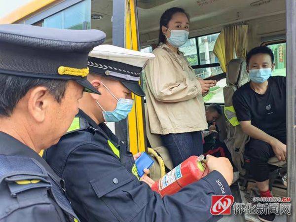 溆浦交警扎實開展春季校車整治行動/ 溆浦交警扎實開展春季校車整治行動