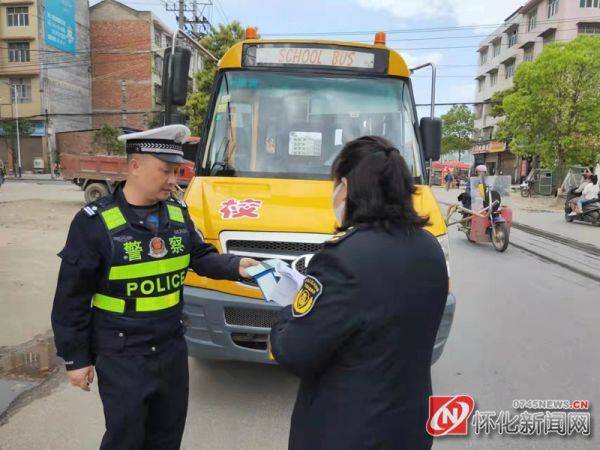 溆浦交警扎實開展春季校車整治行動/ 溆浦交警扎實開展春季校車整治行動