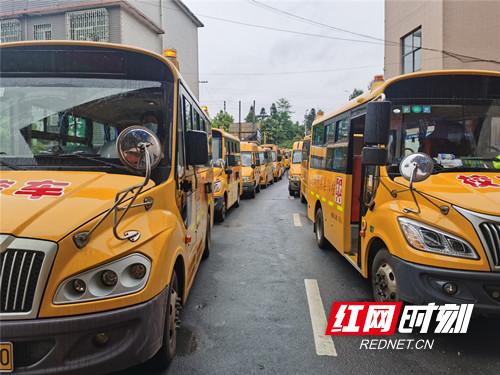 桂陽(yáng)交警開設(shè)綠色通道 為全縣校車集中“體檢” 桂陽(yáng)交警開設(shè)綠色通道 為全縣校車集中“體檢”