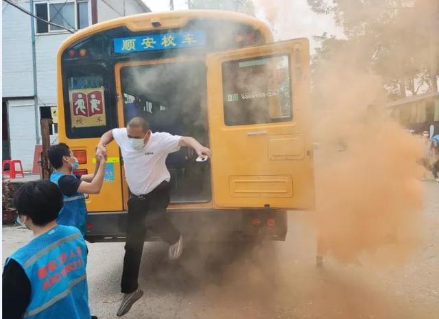 東莞交警開展校車駕駛員安全教育培訓暨校車安全應急演練
