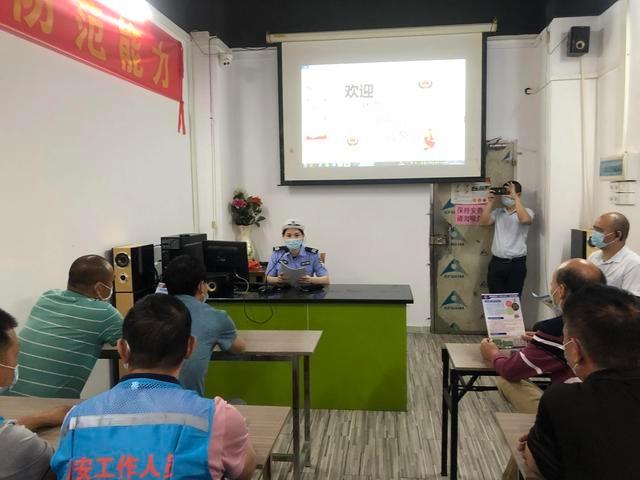 東莞交警開展校車駕駛員安全教育培訓暨校車安全應急演練