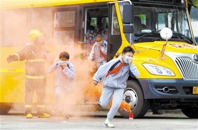 浙江湖州：學生進行校車應急逃生演練