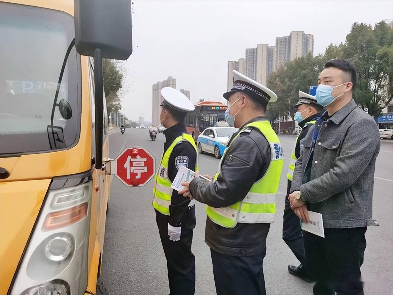 常德公安交警直屬二大隊(duì):開展校車安全檢查 守護(hù)平安上學(xué)路 常德公安交警直屬二大隊(duì):開展校車安全檢查 守護(hù)平安上學(xué)路