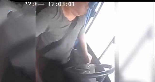 感動!校車司機駕車時突發腦梗,倒下前拼盡最后力氣保全13名幼兒 感動!校車司機駕車時突發腦梗,倒下前拼盡最后力氣保全13名幼兒