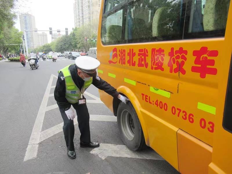 校車司機準駕不符,罰款4千記18分!常德交警開展校車安全整治 校車司機準駕不符,罰款4千記18分!常德交警開展校車安全整治