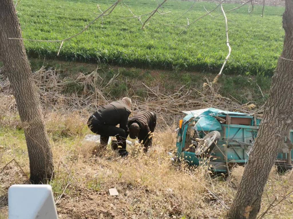 路遇老人不慎翻車 平度校車駕駛員緊急施救 路遇老人不慎翻車 平度校車駕駛員緊急施救