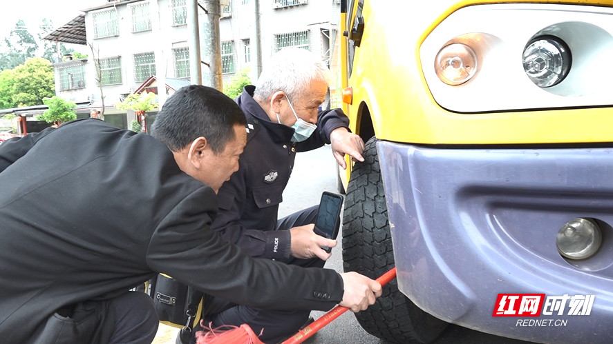 桂陽縣交警大隊：為校車“體檢” 確保學生安全出行