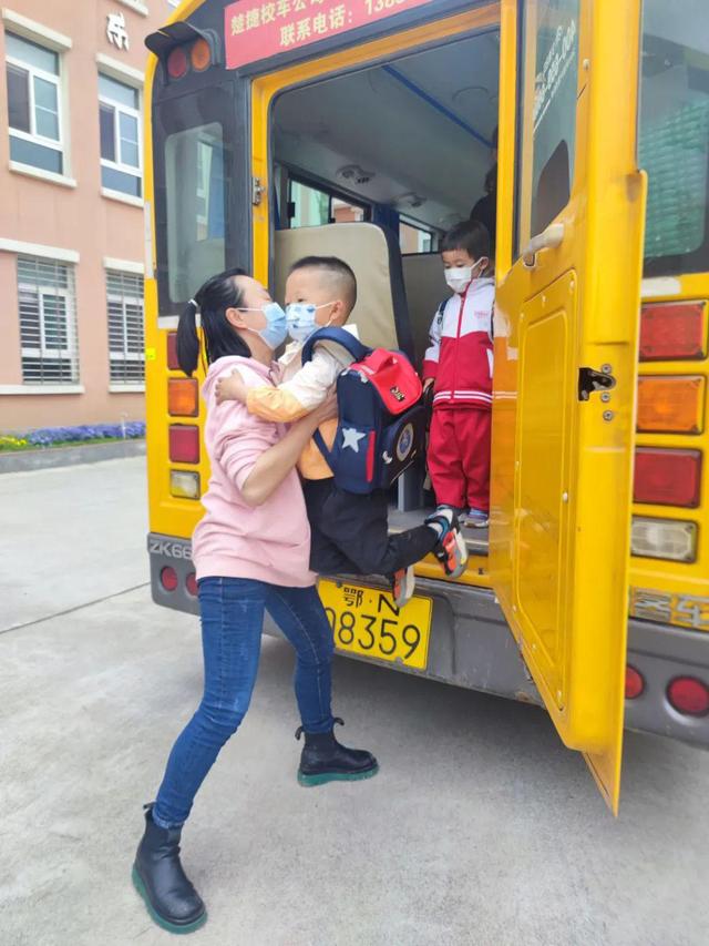 潛江市田家炳實驗小學(xué)附屬幼兒園開展校車應(yīng)急疏散演練活動/ 潛江市田家炳實驗小學(xué)附屬幼兒園開展校車應(yīng)急疏散演練活動
