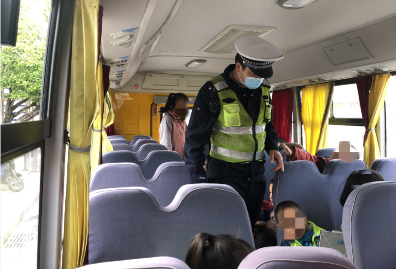 超員,校車司機準駕不符……全州交警開展校車安全整治 超員,校車司機準駕不符……全州交警開展校車安全整治