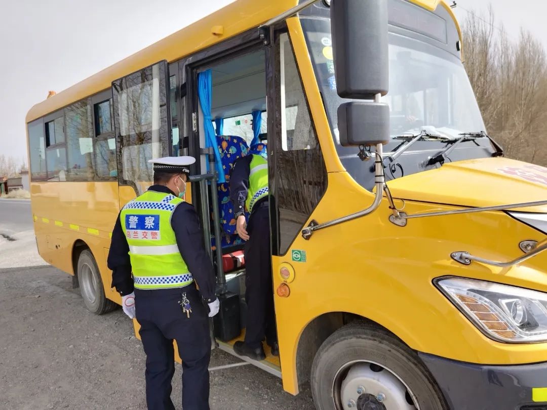 烏蘭交警對(duì)校車安全進(jìn)行突擊檢查