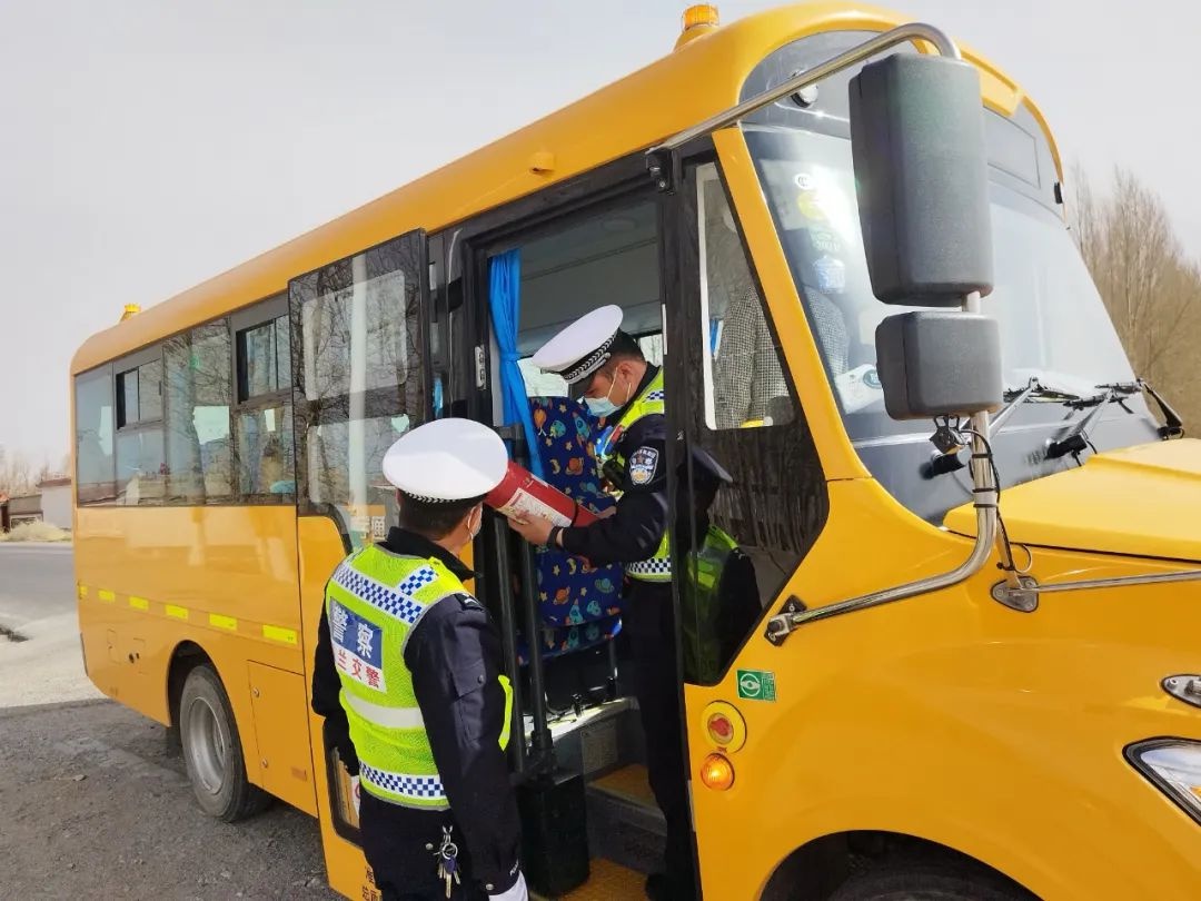 烏蘭交警對(duì)校車安全進(jìn)行突擊檢查