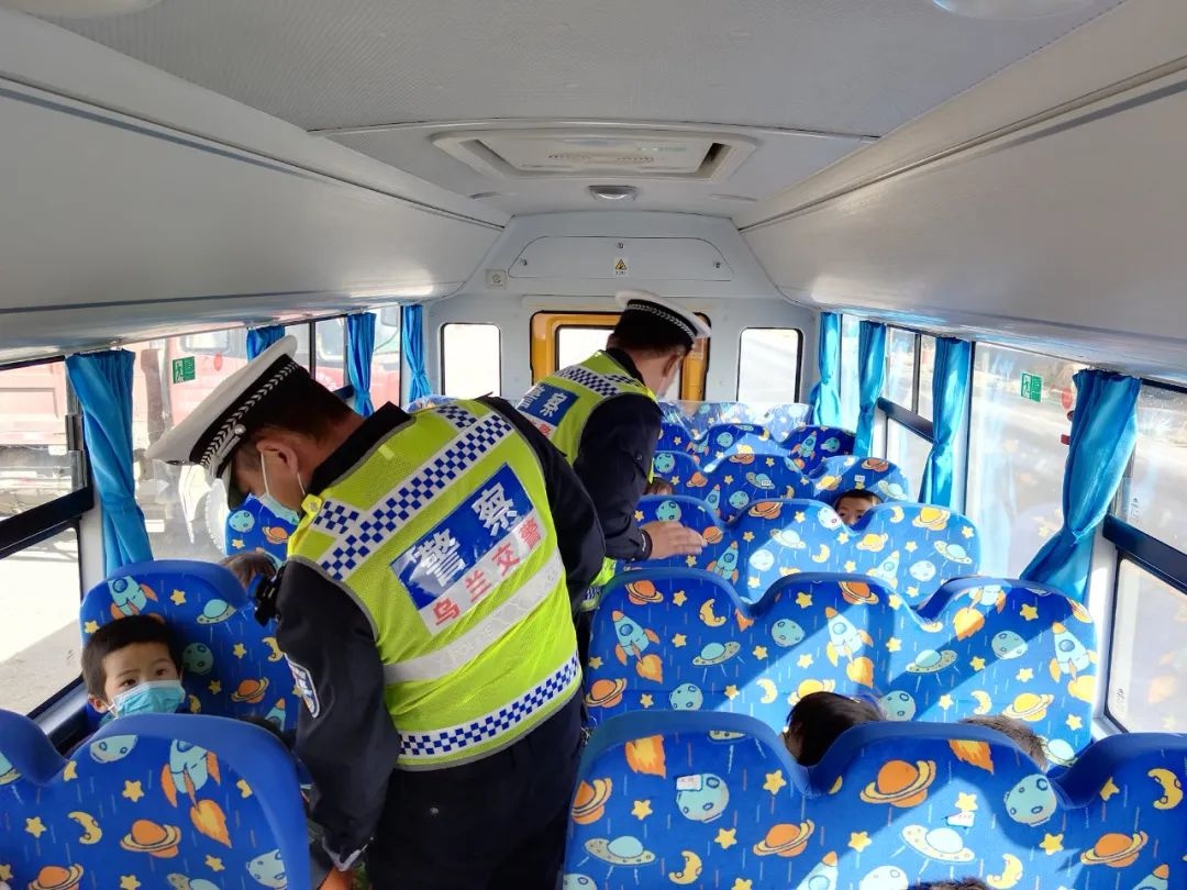 烏蘭交警對(duì)校車安全進(jìn)行突擊檢查