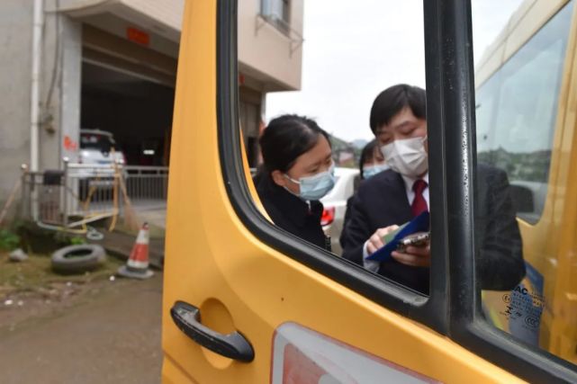 【政法在線】檢察公益訴訟守護孩子們的笑臉——安化縣人民檢察院開展校車安全檢查行動 圖片