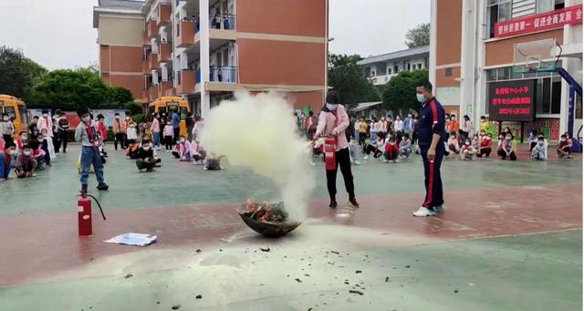 長沙縣果園鎮(zhèn)中心小學(xué)：開展校車應(yīng)急疏散演練 確保學(xué)生乘車安全