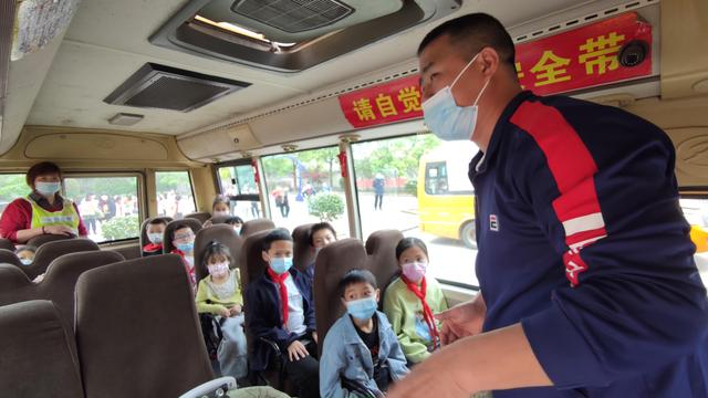 長沙縣果園鎮(zhèn)中心小學(xué)：開展校車應(yīng)急疏散演練 確保學(xué)生乘車安全