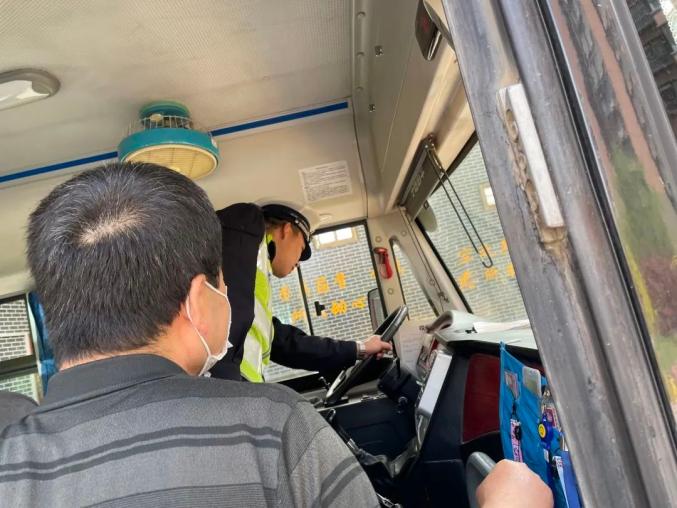 春雷行動|交警三大隊開展校車安全大檢查