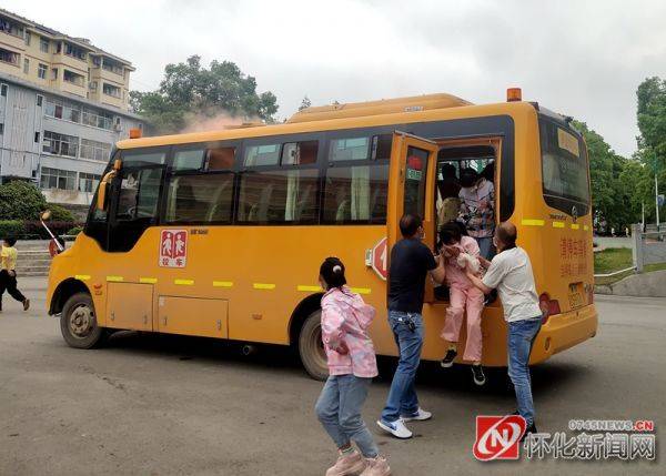 懷化公安交警支隊直屬一大隊聯合黃金坳中心小學開展疫情防控常態化下的校車安全演練