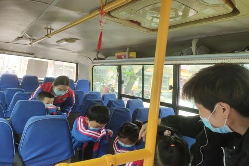 萌水鎮(zhèn)中心幼兒園:校車安全,用心守護 萌水鎮(zhèn)中心幼兒園:校車安全,用心守護
