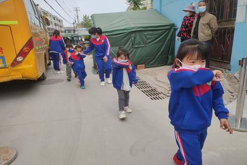 萌水鎮(zhèn)中心幼兒園:校車安全,用心守護 萌水鎮(zhèn)中心幼兒園:校車安全,用心守護
