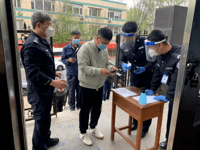 沈陽交警為物流貨車、校車駕駛?cè)碎_設(shè)線下審驗業(yè)務專場