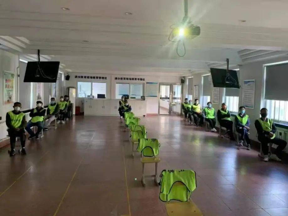 沈陽交警為物流貨車、校車駕駛?cè)碎_設(shè)線下審驗業(yè)務專場