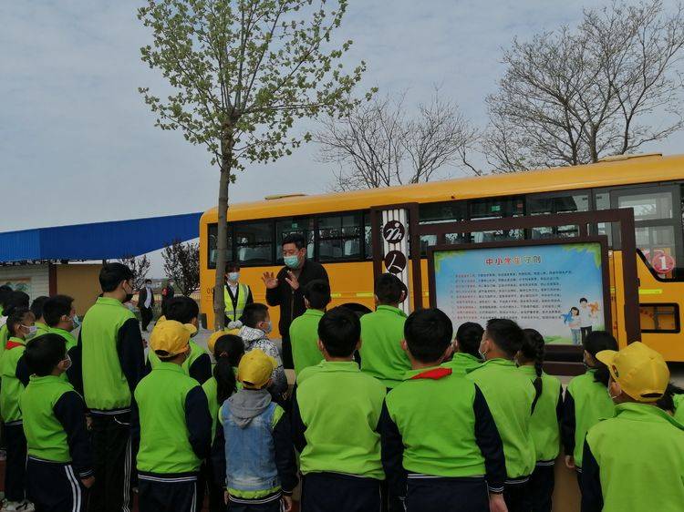 人和完小開展“校車應急疏散”演練活動 人和完小開展“校車應急疏散”演練活動