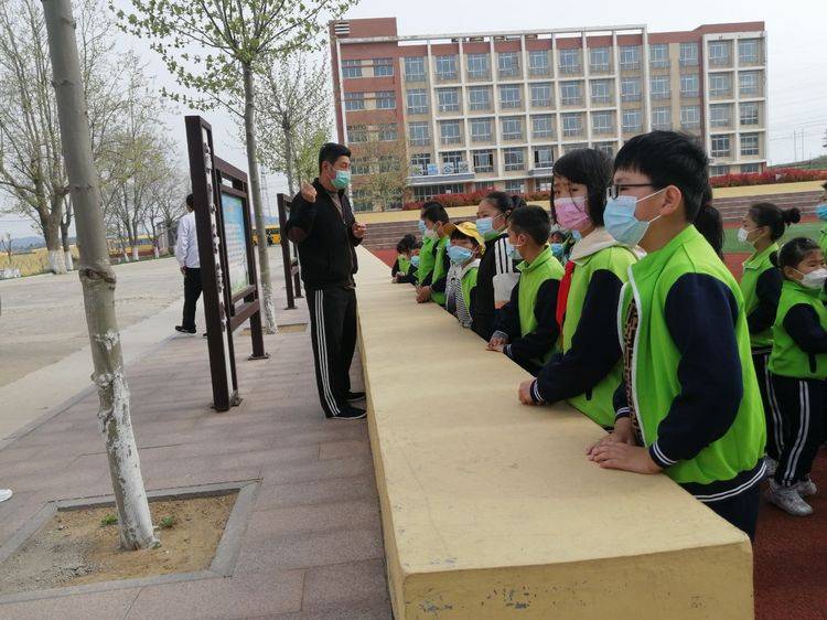 人和完小開展“校車應急疏散”演練活動 人和完小開展“校車應急疏散”演練活動