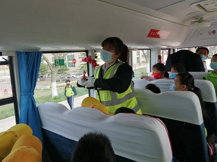 人和完小開展“校車應急疏散”演練活動 人和完小開展“校車應急疏散”演練活動