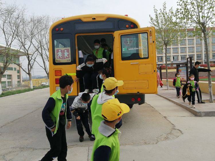 人和完小開展“校車應急疏散”演練活動 人和完小開展“校車應急疏散”演練活動