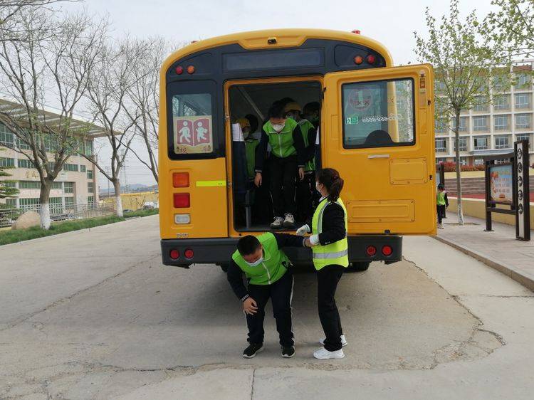人和完小開展“校車應急疏散”演練活動 人和完小開展“校車應急疏散”演練活動
