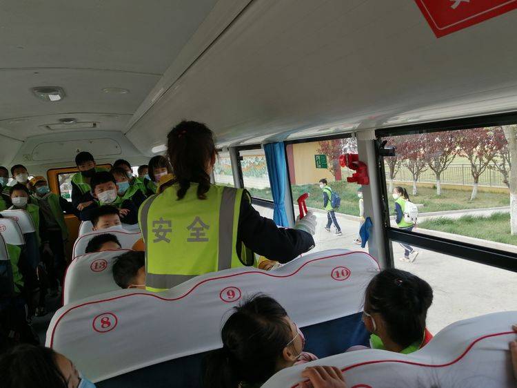人和完小開展“校車應急疏散”演練活動 人和完小開展“校車應急疏散”演練活動
