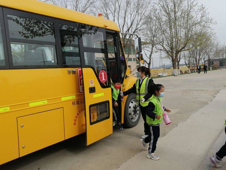人和完小開展“校車應急疏散”演練活動 人和完小開展“校車應急疏散”演練活動