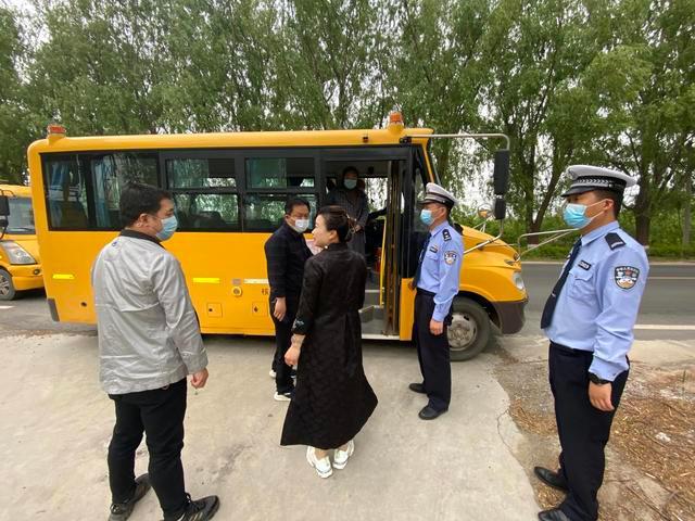 白水公安交警聯合縣教育局開展“五一”節前校車安全檢查 白水公安交警聯合縣教育局開展“五一”節前校車安全檢查