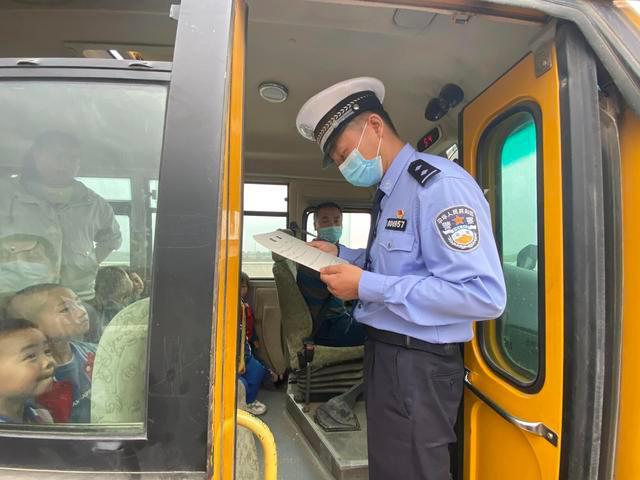白水公安交警聯合縣教育局開展“五一”節前校車安全檢查 白水公安交警聯合縣教育局開展“五一”節前校車安全檢查