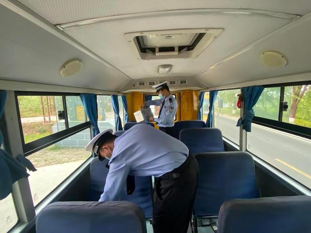 白水公安交警聯合縣教育局開展“五一”節前校車安全檢查 白水公安交警聯合縣教育局開展“五一”節前校車安全檢查