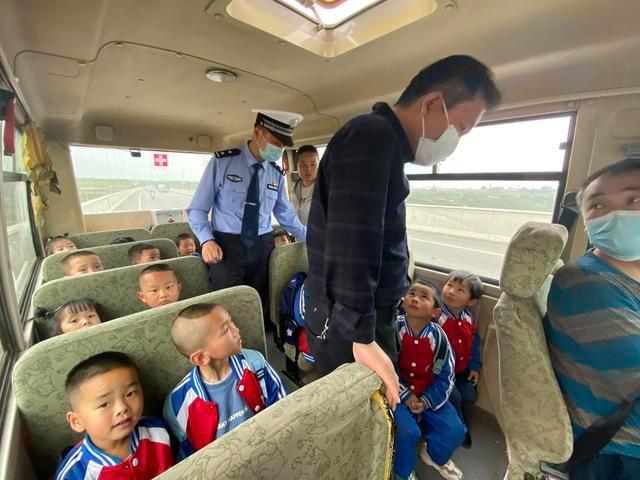 白水公安交警聯合縣教育局開展“五一”節前校車安全檢查 白水公安交警聯合縣教育局開展“五一”節前校車安全檢查