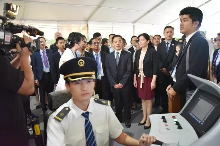 柳州這所學(xué)校的“校車(chē)”竟然是高鐵！