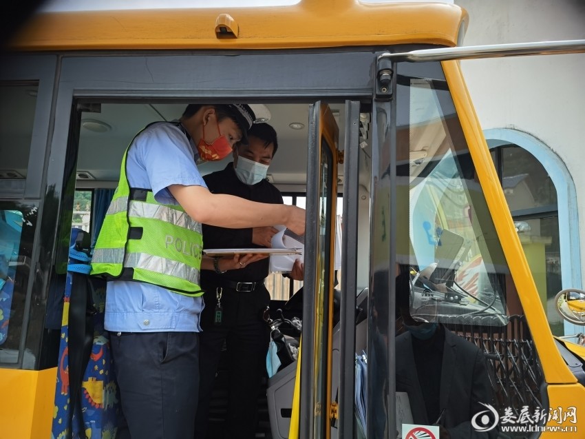 白馬鎮組織開展校車安全大檢查/ 白馬鎮組織開展校車安全大檢查