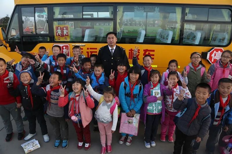 到今天上午，青島大鼻子校車開通整十年啦！