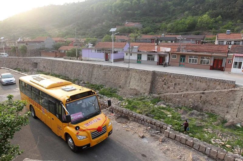 到今天上午，青島大鼻子校車開通整十年啦！