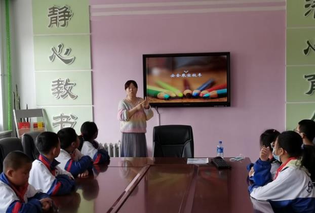 呼瑪縣韓家園鎮(zhèn)勵(lì)志學(xué)校緊繃校車(chē)安全弦 安全知識(shí)進(jìn)校園 呼瑪縣韓家園鎮(zhèn)勵(lì)志學(xué)校緊繃校車(chē)安全弦 安全知識(shí)進(jìn)校園