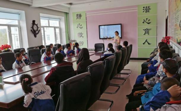 呼瑪縣韓家園鎮(zhèn)勵(lì)志學(xué)校緊繃校車(chē)安全弦 安全知識(shí)進(jìn)校園 呼瑪縣韓家園鎮(zhèn)勵(lì)志學(xué)校緊繃校車(chē)安全弦 安全知識(shí)進(jìn)校園