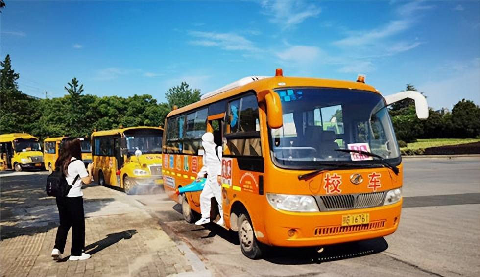 鄂州市大興校車公司集中對校車進行消殺和安全隱患排查/ 鄂州市大興校車公司集中對校車進行消殺和安全隱患排查