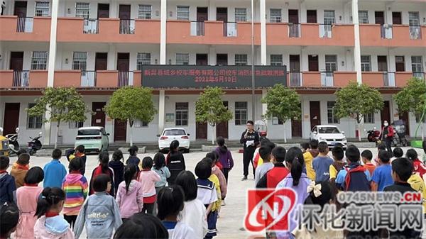 新晃：扶羅鎮中心小學開展模擬校車著火逃生演練