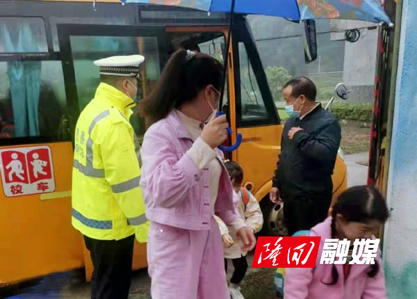 金石橋鎮開展校車安全突擊檢查