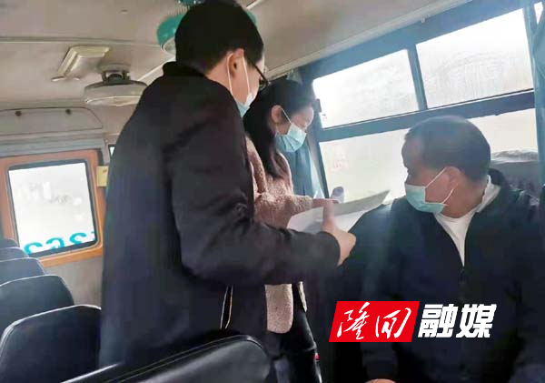 金石橋鎮開展校車安全突擊檢查