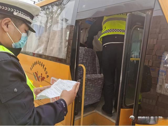睢縣交警開展校車安全大檢查，為平安上學路“保駕護航”