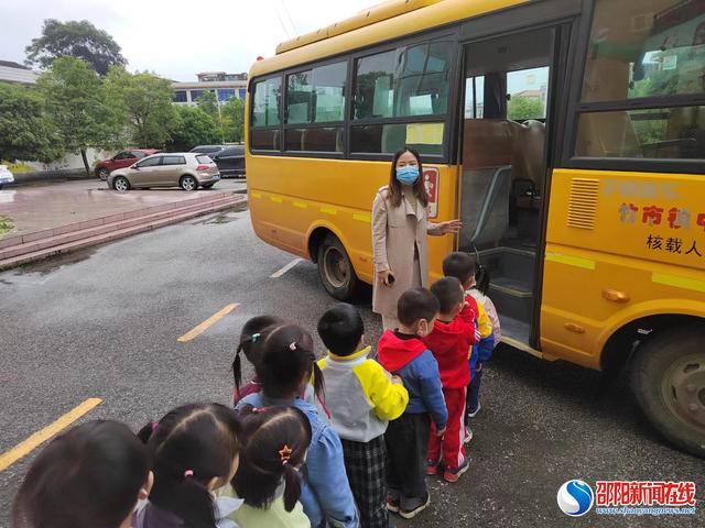 洞口縣竹市鎮(zhèn)中心幼兒園開展乘坐校車安全演練活動(dòng)