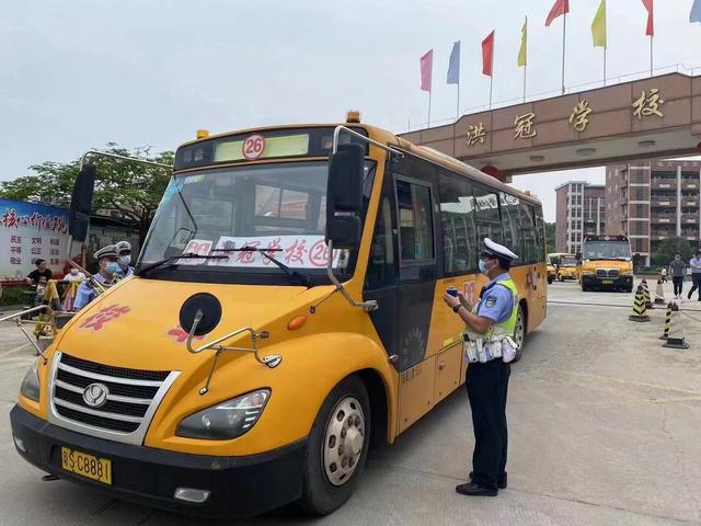 8輛校車標牌過有效期，東坑交警責令不準上路行駛